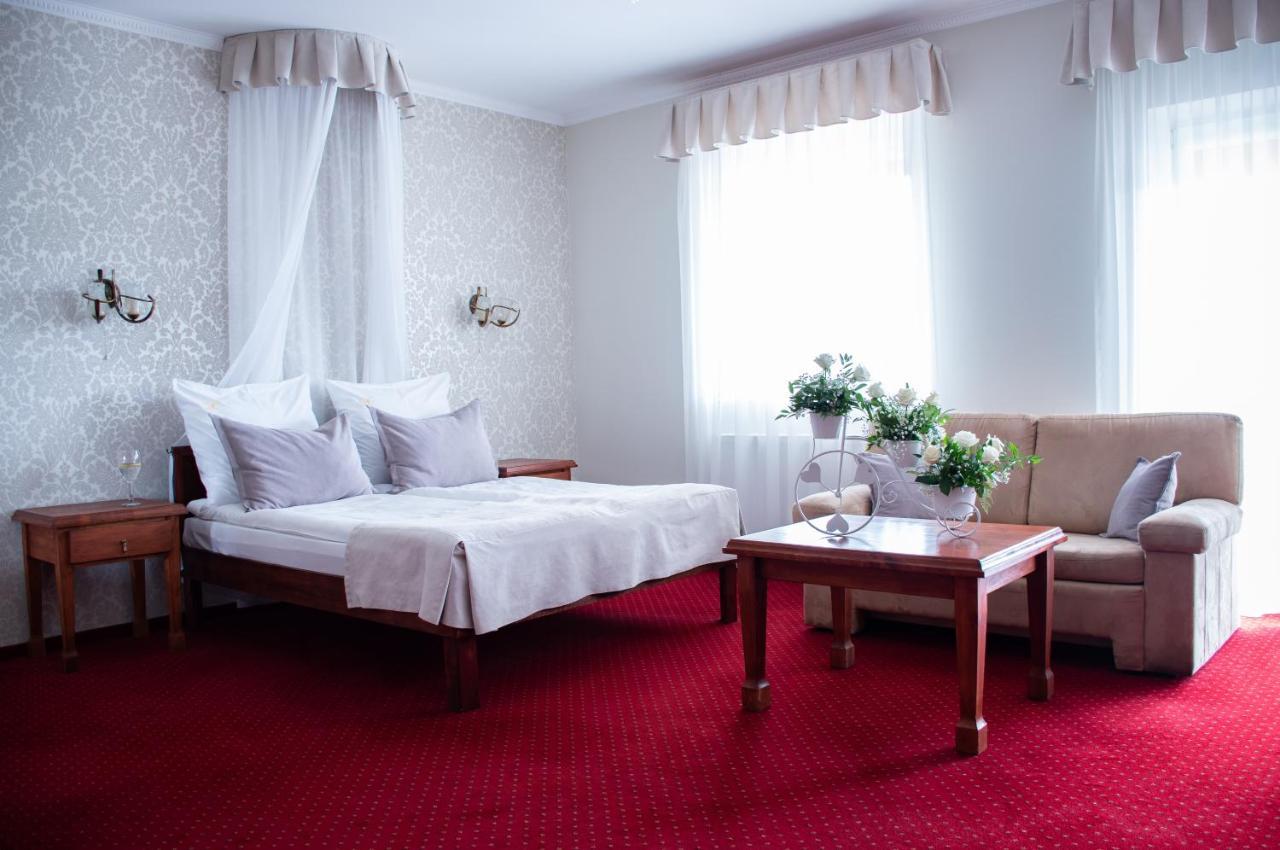 Dwor Czarneckiego Hotel Porosly ภายนอก รูปภาพ